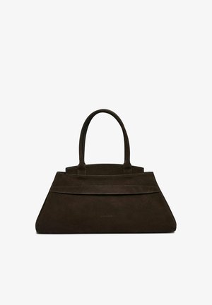 Bolso trapezoidal de color marrón oscuro con doble asa y un sutil logotipo de la marca centrado en el panel frontal.