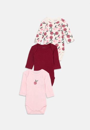 Trois bodies bébé à manches longues en rose clair avec un motif pêche, un bordeaux uni, et un blanc à motif pêche rose.