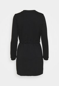 Svart klänning med långa ärmar, en åtdragen midja och rund halsringning. Slät tyg utan synliga mönster eller detaljer på baksidan.