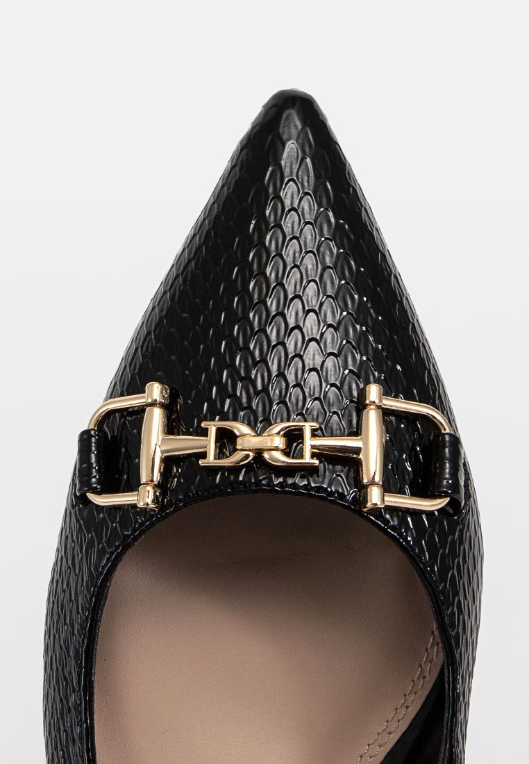 Czarny szpilkowy but z teksturowanej powierzchni, z złotym klamrą na przodzie. Gładkie wnętrze, smukły i elegancki design.