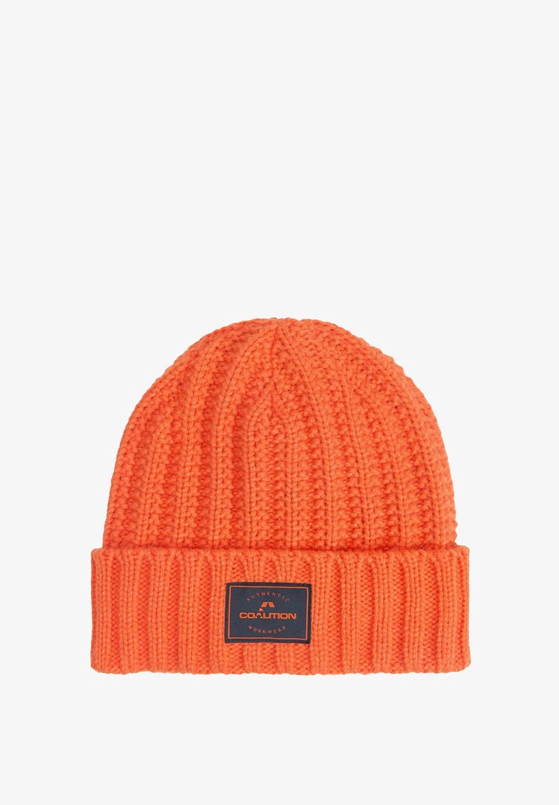 Pomarańczowa dziana czapka z prążkowanym wzorem i podwiniętym brzegiem. Posiada granatową naszywkę z napisem „AUTENTYCZNA KOALICJA ODZIEŻOWA.”