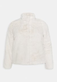 Veste blanche en fausse fourrure avec manches longues et col montant, présentée sur un fond clair uni.