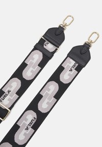 Tkaninowy pasek do aparatu w czerni i szarości z wzorem logo wplecionym, z końcówkami skórzanymi i złotymi akcentami w kolorze metalu.
