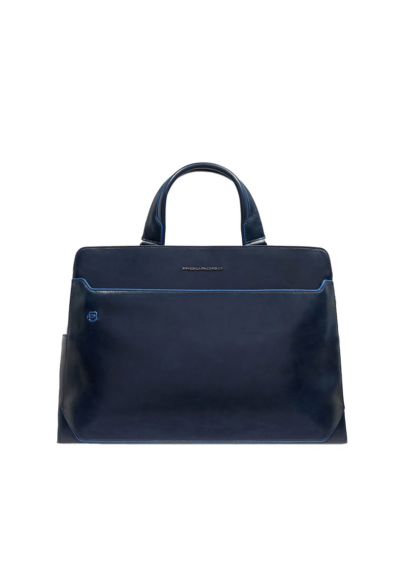 Maletín de cuero azul oscuro con dos asas, logotipo frontal "Piquadro" y costuras discretas en azul a lo largo de los bordes, sobre un fondo blanco.
