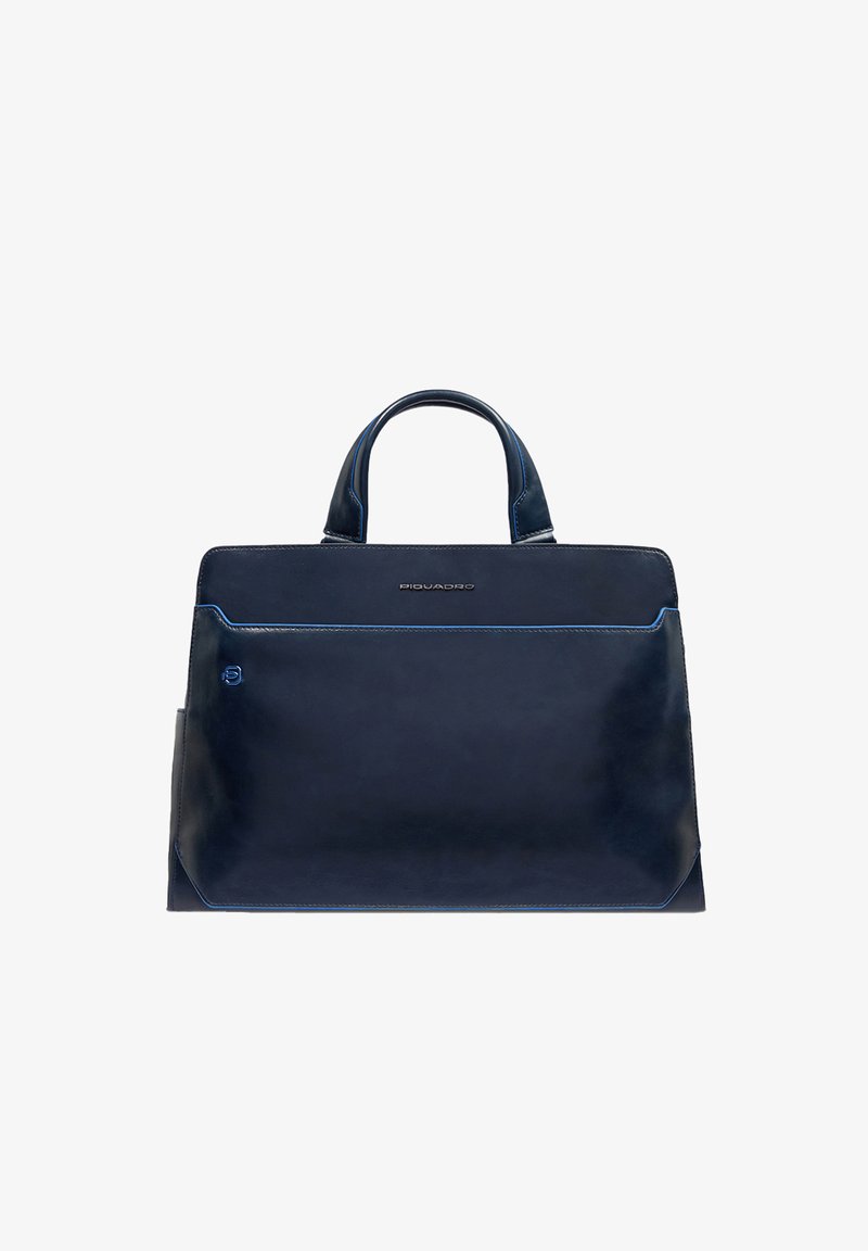 Maletín de cuero azul oscuro con dos asas, logotipo frontal "Piquadro" y costuras discretas en azul a lo largo de los bordes, sobre un fondo blanco.