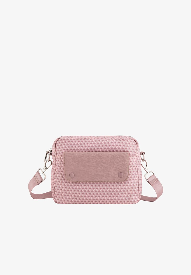 Kompaktowa torebka crossbody z teksturowanego różowego materiału, gładkimi skórzanymi akcentami, zamknięciem na zamek oraz regulowanym paskiem z metalowymi elementami.