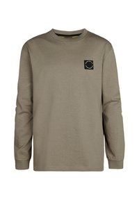 T-shirt a maniche lunghe di colore verde oliva, realizzata in morbido cotone. Presenta un collo rotondo e una toppa nera quadrata con un design circolare sul petto.