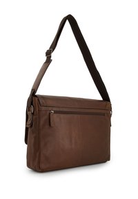 Hnědá kožená messenger taška s texturovaným povrchem, nastavitelným tmavým popruhem, přední kapsou na zip a elegantním, obdélníkovým designem.