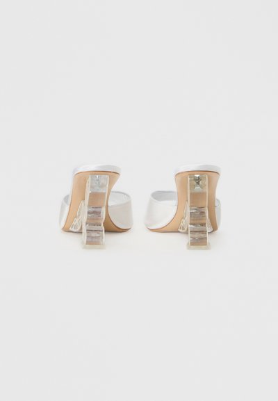 Pantofi cu toc înalt din satin argintiu, cu toc bloc transparent, vârf rotunjit și textură netedă. Design minimalist cu linii delicate.