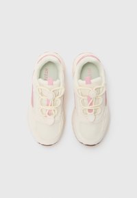 Baskets de sport crème et rose avec tige en mesh et synthétique, bout rond, lacets élastiques, semelle en caoutchouc et col rembourré.