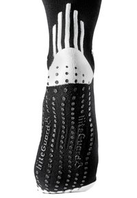 Calzini in bianco e nero con texture a pois per la presa, punta imbottita e parte superiore a coste con design stilizzato sul tallone.