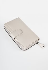 Lichtgrijze portemonnee van glad materiaal, met een ritssluitingen met zwarte accenten, een flap met drukknoop en een afneembare ritshendel.