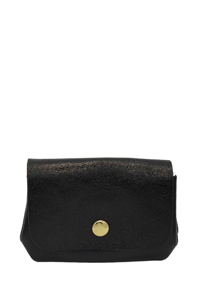 Petit portefeuille noir en cuir avec une surface texturée et une fermeture à bouton-pression doré unique sur le rabat avant.