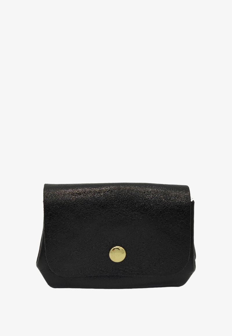 Petit portefeuille noir en cuir avec une surface texturée et une fermeture à bouton-pression doré unique sur le rabat avant.