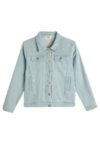 Giacca di jeans blu chiaro con chiusura a bottoni, due tasche frontali e design decorativo con borchie sulle spalle. Colletto classico e maniche lunghe.