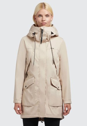 Beige parka jakk, millel on kapuuts, reguleeritavad nöörid, lukuga kinn closure, kaks esist pockets ja sile kangas tekstuur.