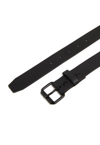 Cintura in pelle nera con finitura opaca, fibbia metallica rettangolare e numerosi fori di regolazione lungo tutta la sua lunghezza. Design piatto e affusolato.