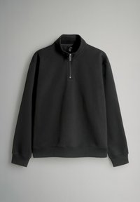 Must musta pikad varrukad pullover kõrge kraega ja keskse lühikese lukuga heledal taustal.