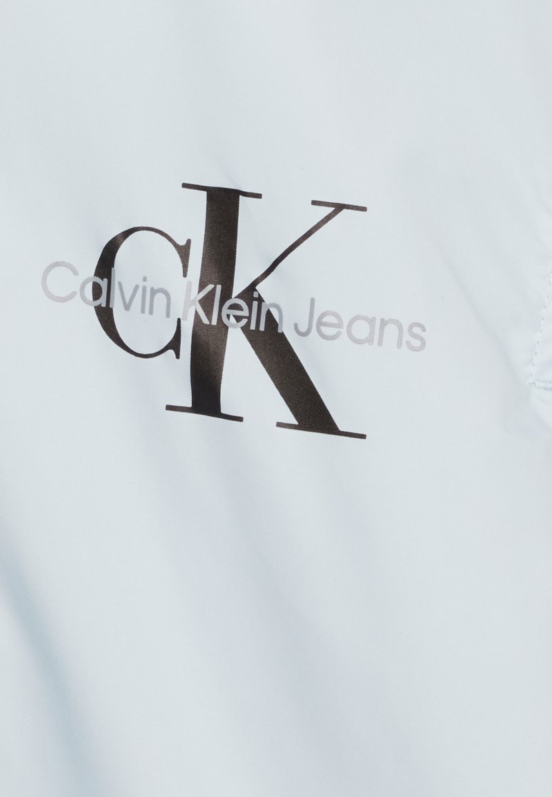 Kinder Jacken | Calvin Klein Jeans MONOGRAM WINDBREAKER UNISEX Übergangsjacke keepsake blue/hellblau - YO80370 Kinder Jacken | Calvin Klein Jeans MONOGRAM WINDBREAKER UNISEX Übergangsjacke keepsake blue/hellblau - YO80370