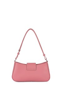 Roze leren handtas met een gebogen vorm, een magnetische klepsluiting en een enkele verstelbare schouderband. Gladde textuur met minimale hardwareaccenten.