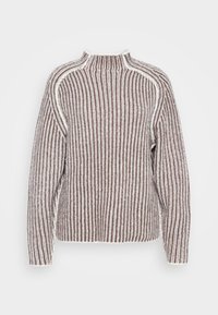 Brun og hvit ribbestrikket genser med høy hals, lange ermer og en boxy passform. Teksturert stoff med kontrasterende vertikale striper.