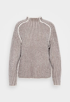 Brun og hvit ribbestrikket genser med høy hals, lange ermer og en boxy passform. Teksturert stoff med kontrasterende vertikale striper.