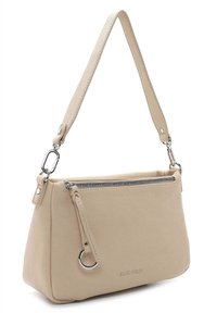 Sac à main en cuir beige avec une finition texturée, un corps élancé, un dessus zippé, une bandoulière amovible et des accents en métal argenté.