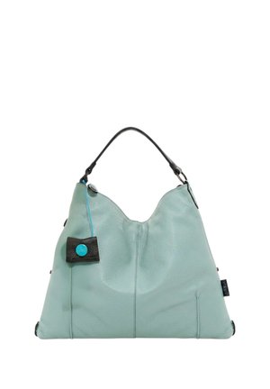 Borsa a mano in pelle azzurro chiaro con manico nero e etichetta nera con accenti blu su sfondo bianco.