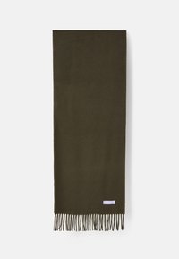 Sciarpa verde oliva scuro realizzata in materiale morbido, con bordi frangiati e una piccola etichetta bianca a un'estremità. Forma rettangolare.