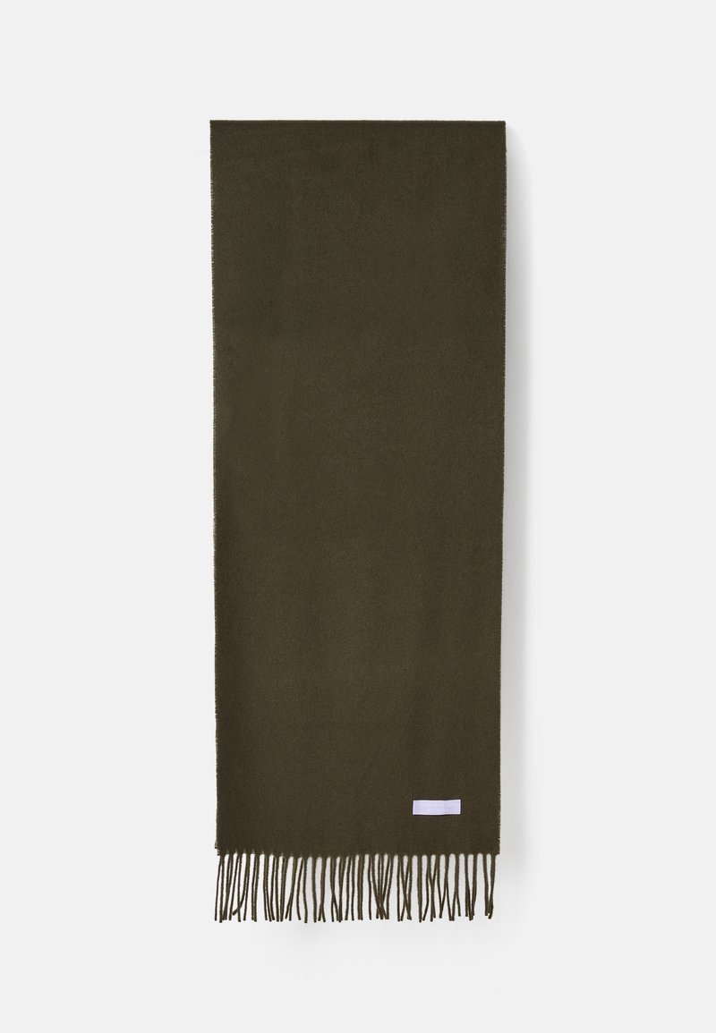 Sciarpa verde oliva scuro realizzata in materiale morbido, con bordi frangiati e una piccola etichetta bianca a un'estremità. Forma rettangolare.