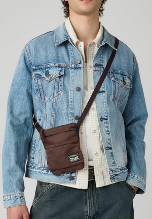 Levi's®, MISSION BAY CROSSBODY POUCH - Umhängetasche - chestnut - neutrals -