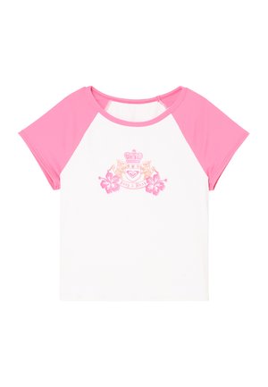 Chemise blanche à manches courtes avec manches raglan roses et col, avec un logo floral rose et le texte « Juicy x Roxy » sur la poitrine.