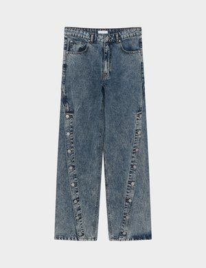Blå syrevaskede denimbukser med sidelåser og vide ben, med frontlommer og beltestropper.