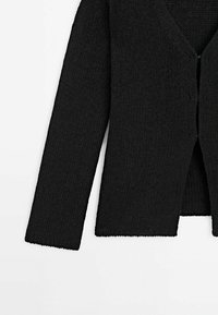 Schwarze Strickjacke mit V-Ausschnitt, mit langen Ärmeln und geradem Schnitt, mit strukturierter Oberfläche und Vorderknopfverschluss.