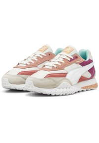 Sneakers caratterizzati da un mix di pelle e camoscio in rosa, bianco e viola, con una suola testurizzata, accentuati da un colletto azzurro chiaro e un marchio.