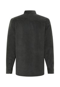 Camicione in corduroy verde scuro con maniche lunghe, colletto, polsini con bottoni e texture a righe verticali. Presenta un orlo dritto e una yoke posteriore.