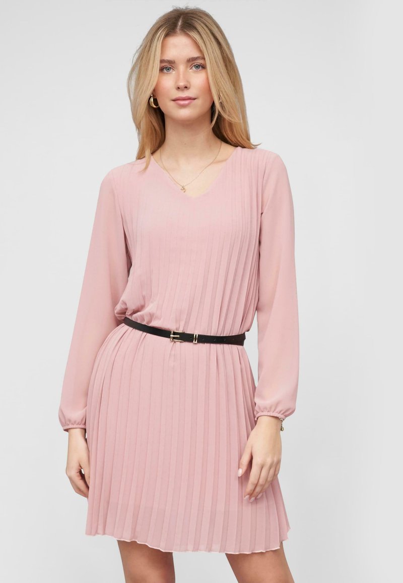 Abito rosa plissettato con maniche lunghe e scollatura a V. Presenta una cintura nera in vita e una gonna fluente. Tessuto morbido e leggero.