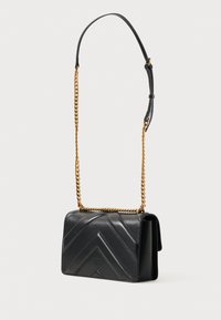 Borsa a tracolla in pelle nera con motivo a zigzag, catena in tonalità oro e base piatta. Il design presenta una patta pieghevole e una tasca posteriore.