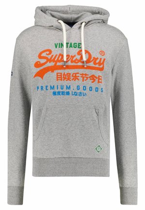 Hellgrauer Kapuzenpullover mit Vorderseite-Tasche, cremefarbenen Kordeln und buntem "SuperDry"-Logo sowie Text in Orange, Grün und Blau quer über der Brust.