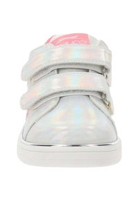 Zapatillas blancas con un acabado iridiscente, que presentan tres correas de velcro y un logo rosa en la lengüeta. Punta redondeada y suela de goma blanca.