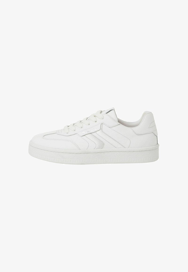 Weiße Leder-Sneaker mit einer strukturierten Gummisohle, versehen mit einer Schnürung und seitlichen Streifen. Einfaches Design mit minimalen Markenakzenten.