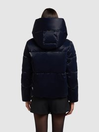 Granatowa kurtka puchowa z dużym kapturem, błyszczącym wykończeniem, pikowanym wzorem i krótkim krojem. Posiada zapinanie na zamek oraz boczne kieszenie.