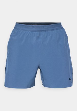 Pantalones cortos deportivos azul claros hechos de una tela liviana con una cinturilla elástica. Presentan bolsillos laterales y un pequeño logotipo negro en la parte inferior izquierda.
