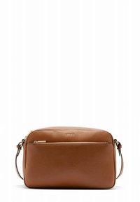 Sac bandoulière en cuir marron avec une poche avant zippée, une texture lisse et une bandoulière amovible. Présente le logo de la marque à l'avant.