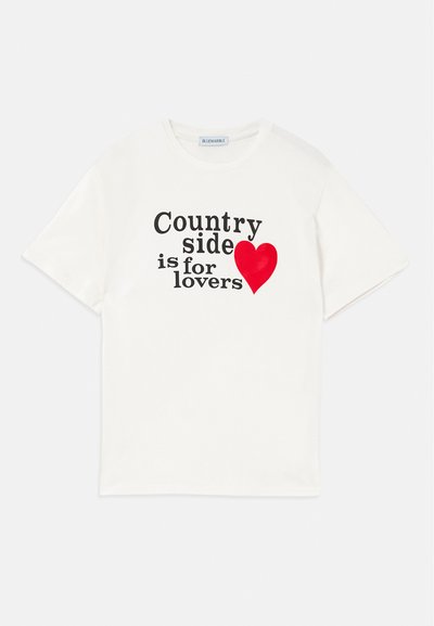 Witte katoenen t-shirt met korte mouwen. Heeft zwarte tekst met de tekst "Het platteland is voor geliefden" en een rode hartgrafiek. Eenvoudig ontwerp.
