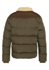 Chaqueta acolchada verde oliva con yugo marrón y cuello de forro polar beige, vista desde atrás.