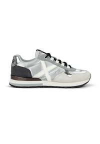 Zapatilla atlética en plata y gris con texturas de ante y charol, detalles en blanco, cordones negros y una suela de goma oscura.