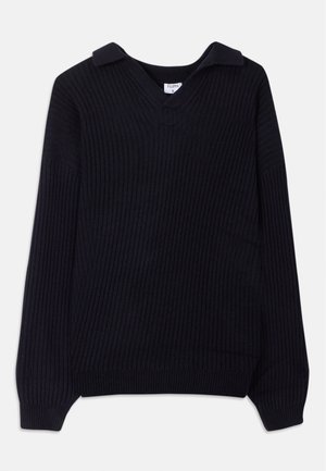 Sweater preto com textura canelada, decote em V e gola dobrada. Apresenta mangas longas e um padrão de malha texturizada. Material suave.