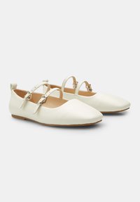 Bata Ballerinat nilkkaremmillä - bianco