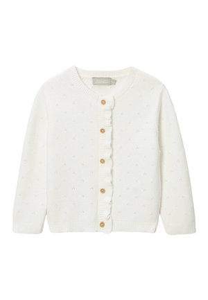 Cardigan bébé blanc tricoté avec motif à pois texturé, boutons en bois, bordure à volants le long de la rangée de boutons, et manches longues.